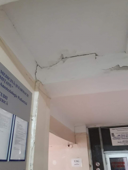 S-au crapat peretii intr-un spital din capitala. Cum arata unele holuri de la Institutul Mamei si Copilului - GALERIE FOTO S-au crapat peretii intr-un spital din capitala. Cum arata unele holuri de la Institutul Mamei si Copilului - GALERIE FOTO