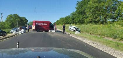 Grav accident pe soseaua Balcani. Un microbuz s-a ciocnit violent cu un alt vehicul. Martorii spun ca sunt victime - FOTO