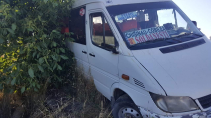 Accident la Orhei. Un microbuz de ruta cu pasageri s-a ciocnit un alt automobil