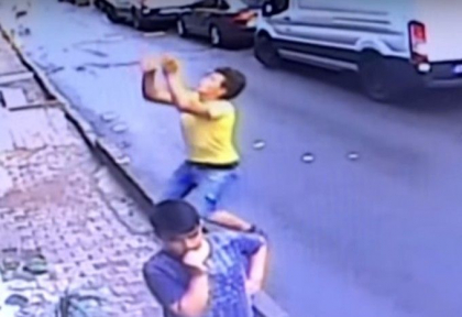 Momentul in care un adolescent salveaza un copil de 2 ani cazut de la etaj - VIDEO