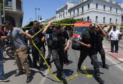 Atac sinucigas in Tunisia. Un kamikaze s-a aruncat in aer langa o masina de politie