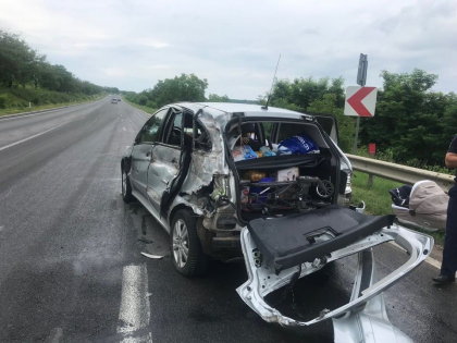 Un bebelus de numai 4 luni a decedat, dupa ce masina in care se afla impreuna cu parintii sai s-a izbit violent de un camion cu remorca - FOTO Un bebelus de numai 4 luni a decedat, dupa ce masina in care se afla impreuna cu parintii sai s-a izbit violent de un camion cu remorca - FOTO