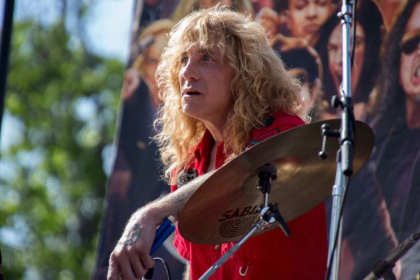 Steven Adler, fostul baterist de la Guns N’ Roses, a ajuns injunghiat la spital