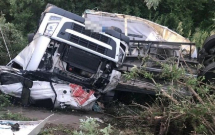 TIR plin cu 20 de tone de ciocolata cazut in raul Olt, in Valcea. Ce s-a intamplat cu soferul TIR plin cu 20 de tone de ciocolata cazut in raul Olt, in Valcea. Ce s-a intamplat cu soferul