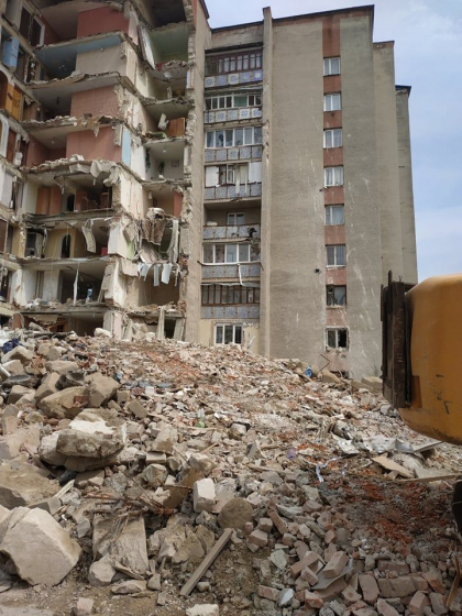Au inceput lucrarile de demolare a blocului prabusit de la Otaci - VIDEO