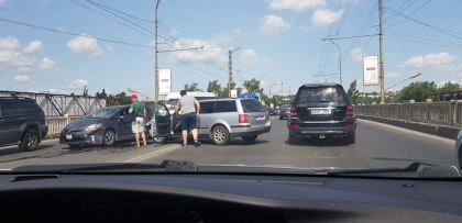 Un nou accident pe podul de pe strada Ismail - FOTO Un nou accident pe podul de pe strada Ismail - FOTO