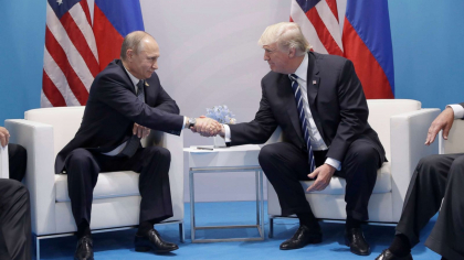 Momentul in care Donald Trump il trage de mana pe Vladimir Putin cand s-au intalnit la summitul anual G20 din Japonia - VIDEO