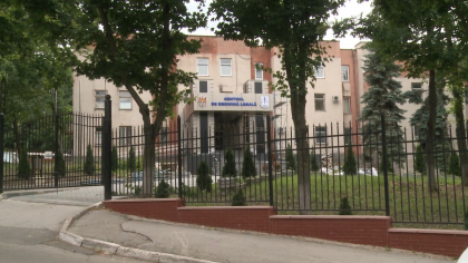 Un barbat din capitala cara cadavrul fratelui sau de o zi in masina. Acesta se plange ca nu este primit la morga din Chisinau Un barbat din capitala cara cadavrul fratelui sau de o zi in masina. Acesta se plange ca nu este primit la morga din Chisinau