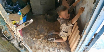 Copil de 6 ani, legat cu lantul in grajd si biciuit de tatal sau. Explicatia parintelui Copil de 6 ani, legat cu lantul in grajd si biciuit de tatal sau. Explicatia parintelui