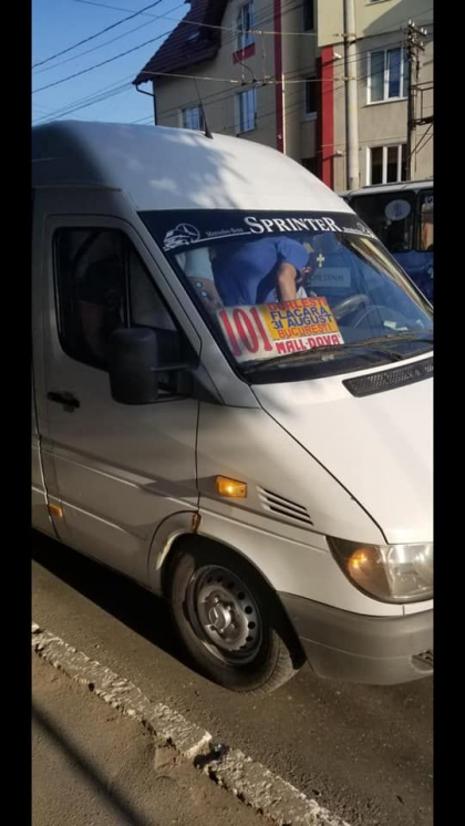 Cum au fost surprinsi pasagerii care abia de incapeau intr-un microbuz din capitala: "Trecem, trecem mai sunt locuri liberi...pe acoperis" - GALERIE FOTO Cum au fost surprinsi pasagerii care abia de incapeau intr-un microbuz din capitala: "Trecem, trecem mai sunt locuri liberi...pe acoperis" - GALERIE FOTO