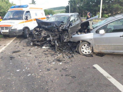 Accident tragic intr-un sat din raionul Soroca. Un barbat de 45 de ani a murit, iar un tanar si un copil de 5 ani au fost grav traumati - FOTO Accident tragic intr-un sat din raionul Soroca. Un barbat de 45 de ani a murit, iar un tanar si un copil de 5 ani au fost grav traumati - FOTO