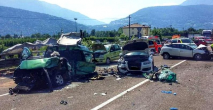 Accident grav cu 6 masini si 12 victime, provocat de o depasire ratata a unui roman, in Italia 