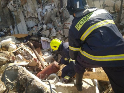 Inca doua butelii de gaz, scoase din blocul prabusit de la Otaci: au cazut in timpul lucrarilor de demontare a etajelor superioare - VIDEO Inca doua butelii de gaz, scoase din blocul prabusit de la Otaci: au cazut in timpul lucrarilor de demontare a etajelor superioare - VIDEO