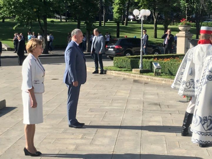 Astazi se implinesc 515 ani de la moartea lui Stefan cel Mare. Ambasadorul SUA la Chisinau, Dereck J. Hogan, Igor Dodon, Zinaida Greceanii, dar si alti oficiali depun flori la monumentul domnitorului - FOTO Astazi se implinesc 515 ani de la moartea lui Stefan cel Mare. Ambasadorul SUA la Chisinau, Dereck J. Hogan, Igor Dodon, Zinaida Greceanii, dar si alti oficiali depun flori la monumentul domnitorului - FOTO