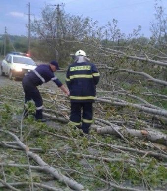 Urgia a lasat zeci de localitati pe intuneric, a smuls acoperisuri, a doborat copaci si a distrus culturile oamenilor. Pagubele lasate in mai multe raioane din nordul tarii