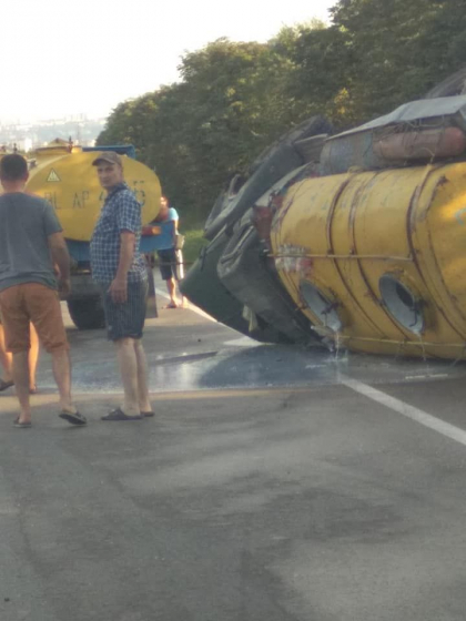 O remorca cu cisterna s-a rasturnat la Stauceni - FOTO
