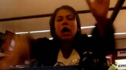Reactie extrem de violenta a unei pasagere care a pierdut zborul cu avionul - VIDEO 
