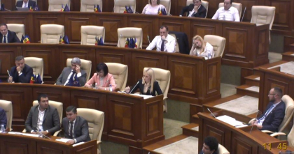 Replici acide in Parlament. Maria Ciobanu propune ridicarea imunitatii la jumatate din deputatii partidului Sor, care sunt vizati in raportul Kroll. Tauber: "De ce nu dati aceeasi intrebare la faptul ca doamna presedinte al parlamentului este vizata in raportul Kroll?" Ceban: "Obraznicia nu are limite". Ce spune Greceanii Replici acide in Parlament. Maria Ciobanu propune ridicarea imunitatii la jumatate din deputatii partidului Sor, care sunt vizati in raportul Kroll. Tauber: "De ce nu dati aceeasi intrebare la faptul ca doamna presedinte al parlamentului este vizata in raportul Kroll?" Ceban: "Obraznicia nu are limite". Ce spune Greceanii