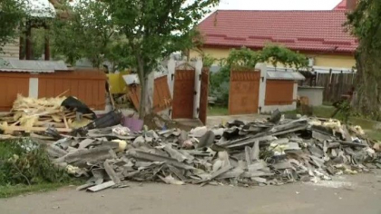 Un fuior de tornada a facut prapad intr-o comuna ieseana. O femeie a ajuns la spital - FOTO Un fuior de tornada a facut prapad intr-o comuna ieseana. O femeie a ajuns la spital - FOTO
