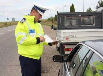"Am fost la bar si am tras cateva beri." Dialog epic intre un inspector de patrulare si un "sofer" tras pe dreapta "Am fost la bar si am tras cateva beri." Dialog epic intre un inspector de patrulare si un "sofer" tras pe dreapta
