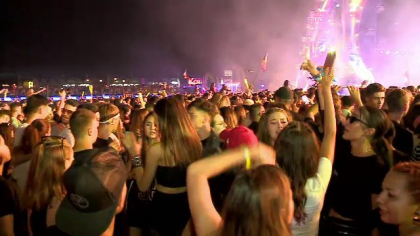 Reactia publicului dupa ce un DJ a mixat manele la Neversea - VIDEO Reactia publicului dupa ce un DJ a mixat manele la Neversea - VIDEO