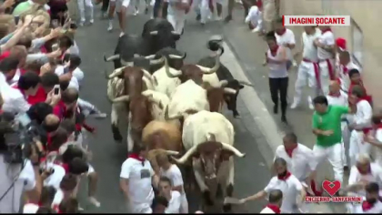 Momentul in care turistii sunt pusi la pamant de taurii furiosi, la Festivalul de la Pamplona Momentul in care turistii sunt pusi la pamant de taurii furiosi, la Festivalul de la Pamplona