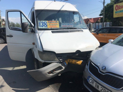 Un microbuz de ruta, implicat intr-un accident pe o strada din capitala. Ambulanta si politia se afla acolo - GALERIE FOTO