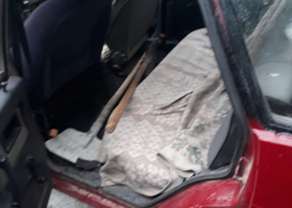 A vrut sa se razbune pe tatal sau adoptiv, incercand sa-l omoare pentru ca acesta s-a dezis de el dupa 12 ani de intretinere. Ce i-au facut doi indivizi unui batran din Leova. In masina acestora a fost gasit un harlet si o lopata - FOTO