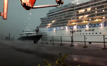 Imagini incredibile! O nava de croaziera era sa se loveasca de faleza, in Venetia, in timpul unei furtuni puternice - VIDEO Imagini incredibile! O nava de croaziera era sa se loveasca de faleza, in Venetia, in timpul unei furtuni puternice - VIDEO