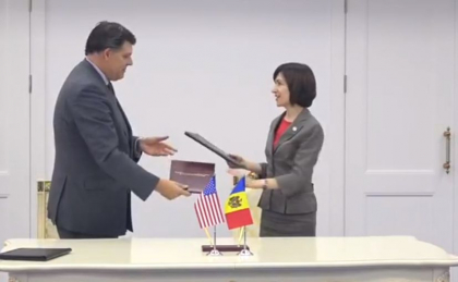 Conferinta de presa sustinuta de prim-ministrul Republicii Moldova, Maia Sandu, ambasadorul Statelor Unite ale Americii in Republica Moldova, Derek J. Hogan, si Adjunctul Administratorului Biroului USAID pentru Europa si Eurasia, Brock Bierman - VIDEO Conferinta de presa sustinuta de prim-ministrul Republicii Moldova, Maia Sandu, ambasadorul Statelor Unite ale Americii in Republica Moldova, Derek J. Hogan, si Adjunctul Administratorului Biroului USAID pentru Europa si Eurasia, Brock Bierman - VIDEO