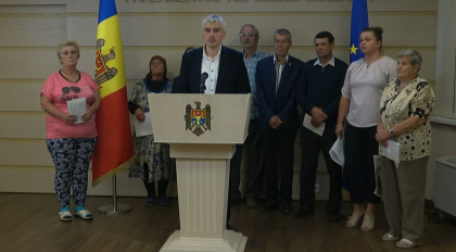 Peste 300 de proprietari de terenuri agricole din Gripcauti, Briceni se plang ca au fost hartuiti de fosta guvernare PD: "Administratorii unei firme care ne-au furat, au devenit boieri cu jeep-uri, castele si apartamente la Chisinau". Terenurile oamenilor au fost sechestrate, iar ei se plang ca nu pot sa-si prelucreze pamanturile