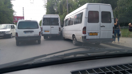 Doua microbuze de ruta, pline cu pasageri, s-au ciocnit violent pe o strada din capitala - FOTO Doua microbuze de ruta, pline cu pasageri, s-au ciocnit violent pe o strada din capitala - FOTO