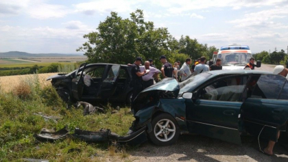 Sase persoane, printre care doi minori, au fost transportate la spital in urma accidentului violent de la Chiscareni - FOTO/VIDEO
Sase persoane, printre care doi minori, au fost transportate la spital in urma accidentului violent de la Chiscareni - FOTO/VIDEO