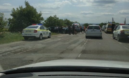 Doua masini s-au ciocnit violent la intrare in satul Chiscareni. In urma impactului, un automobil a ajuns intr-un copac. Politia si ambulanta se afla acolo Doua masini s-au ciocnit violent la intrare in satul Chiscareni. In urma impactului, un automobil a ajuns intr-un copac. Politia si ambulanta se afla acolo