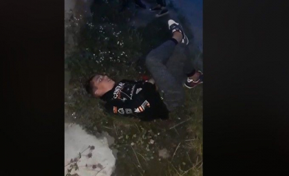 Baiat batut si umilit pe strada de alti copii. Mama lui a publicat imaginile - VIDEO Baiat batut si umilit pe strada de alti copii. Mama lui a publicat imaginile - VIDEO