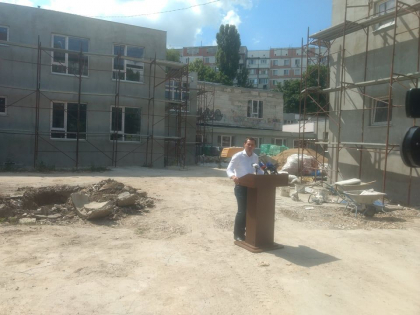 Pe santierul unei gradinite din capitala, Ruslan Codreanu a adunat presa pentru a prezenta raportul de activitate pentru perioada in care a fost primar interimar al capitalei: "Cu ce s-a mandrit Chisinaul pana acum?" - GALERIE FOTO