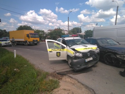 O masina de politie si un BMW s-au ciocnit violent pe soseaua Balcani - FOTO