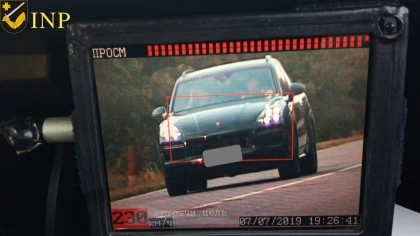 Cu 230 km/h, prin Stefan Voda. Cum a fost surprins soferul unui Porsche de oamenii legii Cu 230 km/h, prin Stefan Voda. Cum a fost surprins soferul unui Porsche de oamenii legii