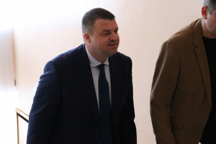 Agentia Servicii Publice a ramas fara sef. Directorul institutiei, Serghei Railean, demis la sedinta Guvernului: "Despre abuzurile care s-au comis in aceasta institutie o sa se auda in urmatoarele luni" Agentia Servicii Publice a ramas fara sef. Directorul institutiei, Serghei Railean, demis la sedinta Guvernului: "Despre abuzurile care s-au comis in aceasta institutie o sa se auda in urmatoarele luni"