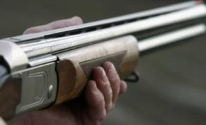 Un adolescent a ajuns la spital dupa ce s-ar fi impuscat cu arma de vanatoare a tatalui sau. Cum s-a intamplat totul Un adolescent a ajuns la spital dupa ce s-ar fi impuscat cu arma de vanatoare a tatalui sau. Cum s-a intamplat totul