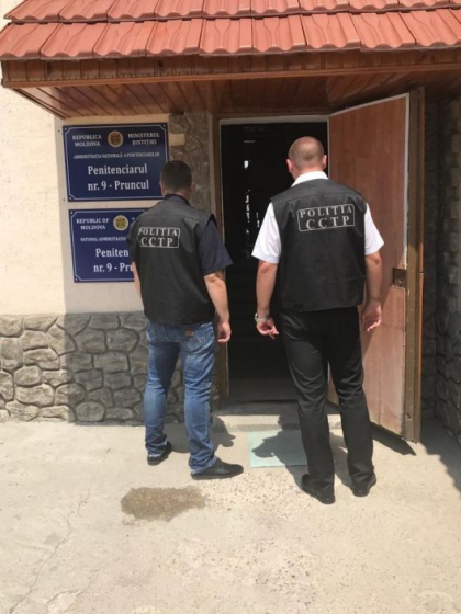 Dupa un an, timp in care se afla in cautare, a fost retinuta de politie chiar langa penitenciarul unde sta inchis sotul ei. Femeia incerca sa-i transmita un colet. Cei doi soti au fost condamnati dupa ce au obligat mai multe minore sa se prostitueze Dupa un an, timp in care se afla in cautare, a fost retinuta de politie chiar langa penitenciarul unde sta inchis sotul ei. Femeia incerca sa-i transmita un colet. Cei doi soti au fost condamnati dupa ce au obligat mai multe minore sa se prostitueze