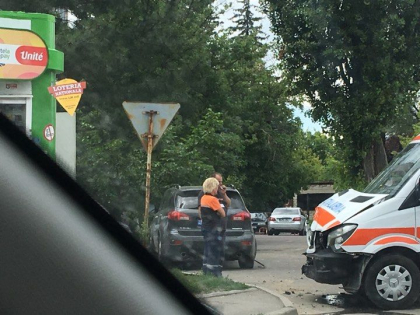 Accident cu implicarea unei ambulante pe strada Grenoble din capitala - GALERIE FOTO