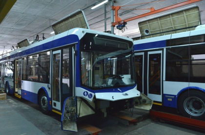5 troleibuze noi dotate cu aer conditionat, camere de supraveghere in interior si prize USB sunt asamblate la Regia Transport Electric. Cit costa acestea