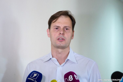 Chiril Lucinschi spune ca i s-a propus o suma mare de bani pentru a parasi PLDM: "Si pentru asta o sa primesc o suma impunatoare de bani – 2,5 milioane de dolari sau euro. Insasi suma m-a socat si nu tin minte ce valuta era. Mi s-a spus ca aceasta suma o sa fie adusa in cash" Chiril Lucinschi spune ca i s-a propus o suma mare de bani pentru a parasi PLDM: "Si pentru asta o sa primesc o suma impunatoare de bani – 2,5 milioane de dolari sau euro. Insasi suma m-a socat si nu tin minte ce valuta era. Mi s-a spus ca aceasta suma o sa fie adusa in cash"