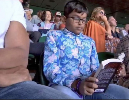 Moment viral la Wimbledon. Baiat surprins citind o carte in timpul meciului - VIDEO Moment viral la Wimbledon. Baiat surprins citind o carte in timpul meciului - VIDEO