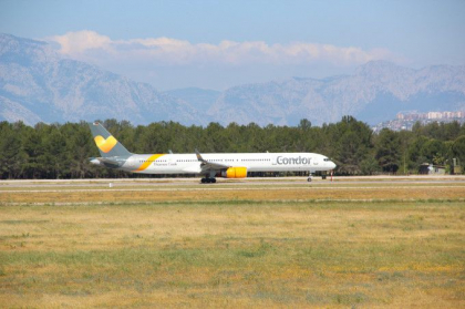 Avion blocat in aeroport din cauza unei femei. Ce le-a facut unor musulmani - VIDEO Avion blocat in aeroport din cauza unei femei. Ce le-a facut unor musulmani - VIDEO