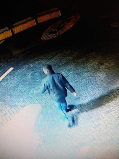 Barbatul din imagine este cautat de politie: este suspectat de savarsirea unei infractiuni deosebit de grave