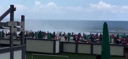 Tornada in Italia, pe o plaja plina de oameni. Turistii au fugit panicati 