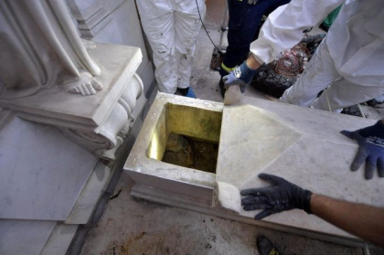 Enigma disparitiei unei adolescente se adanceste dupa deschiderea a 2 morminte la Vatican - GALERIE FOTO