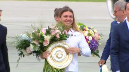 Simona Halep s-a intors in Romania si prezinta trofeul de la Wimbledon
